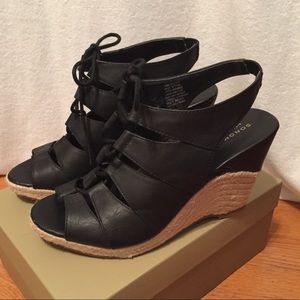 Size 8.5 Sonoma lace up wedge shoes